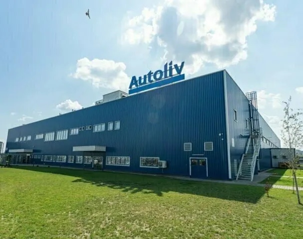 Autoliv Brașov — hala industrială cu închideri albastre din panouri și scară metalică exterioară