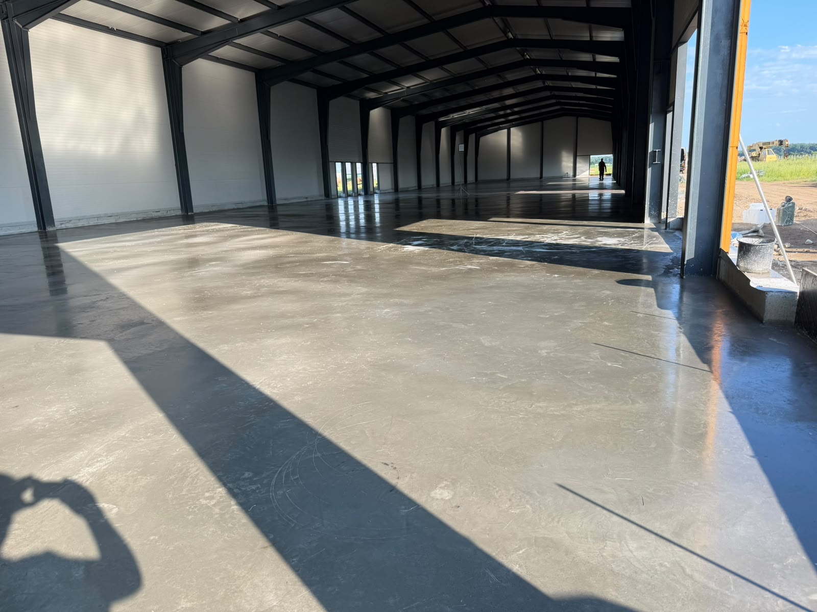 Hala Gagu, Ilfov — interior cu cadre portal metalice, închideri din panouri și pardoseală din beton