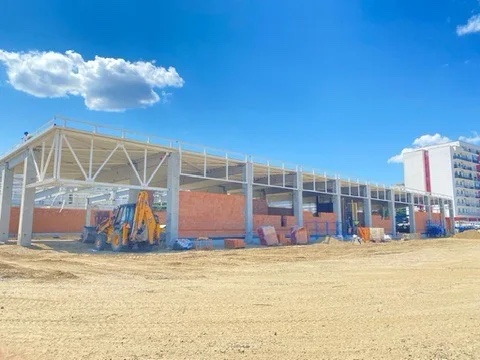 LIDL Bacău — structura metalică a acoperișului, cu ferme cu zăbrele, în execuție
