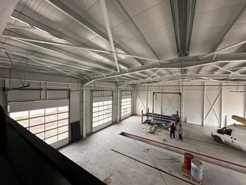 Hale Delta International Constanța — interior de hală cu pod rulant și uși industriale