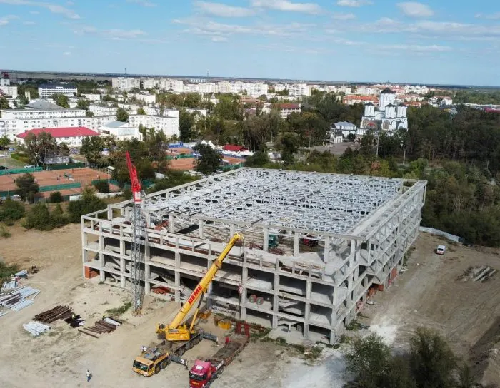Sala Polivalentă Slobozia — vedere aeriană a șantierului, cu fermele metalice în montaj