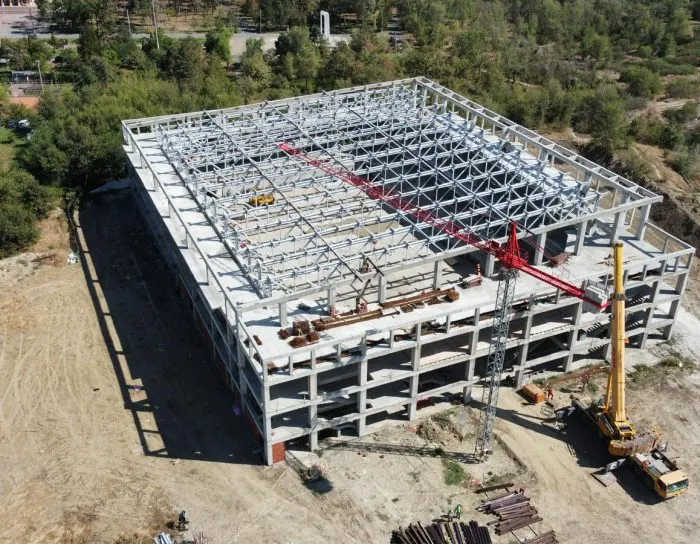 Sala Polivalentă Slobozia — structura metalică a acoperișului montată, vedere aeriană cu macaraua