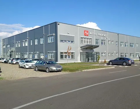 Tekfor Brașov — hala industrială cu fațadă din panouri gri și corp de birouri, vedere exterioară